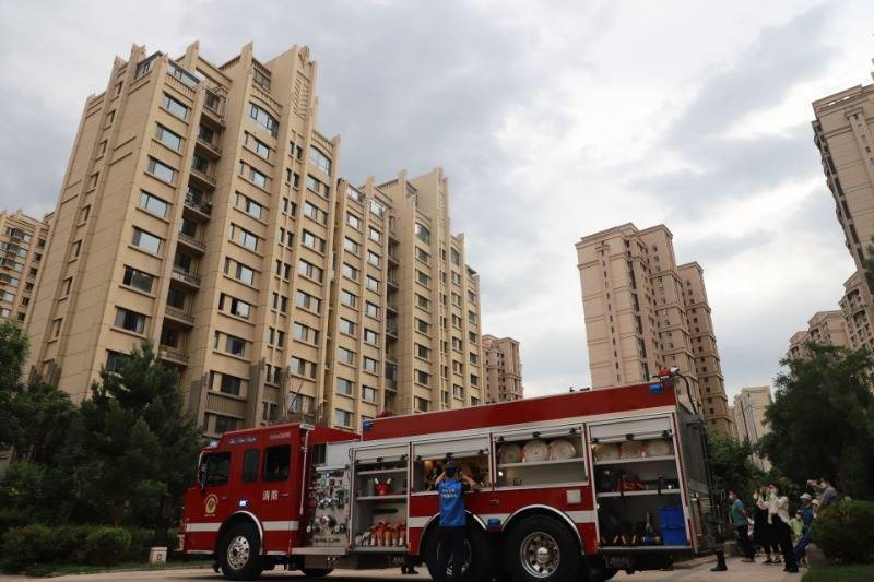 消防演练进小区_居民_防火_扑救