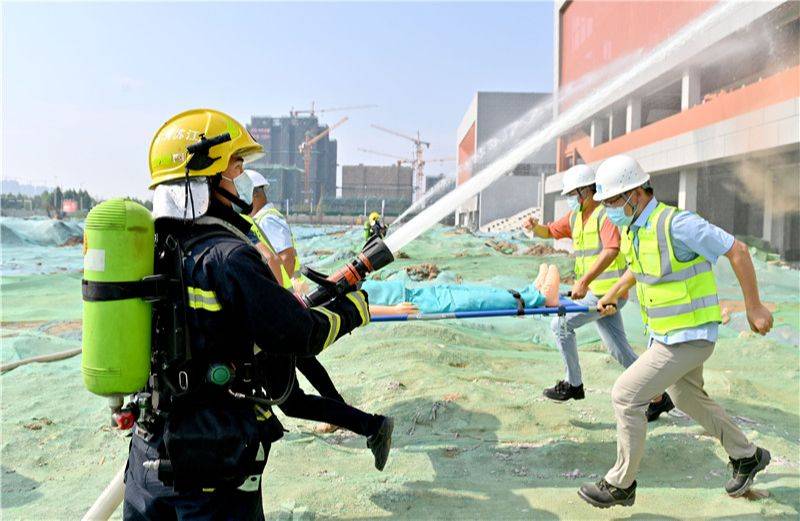 通过这次消防演练,施工人员亲身体验,增强了施工企业对突发事件的快速