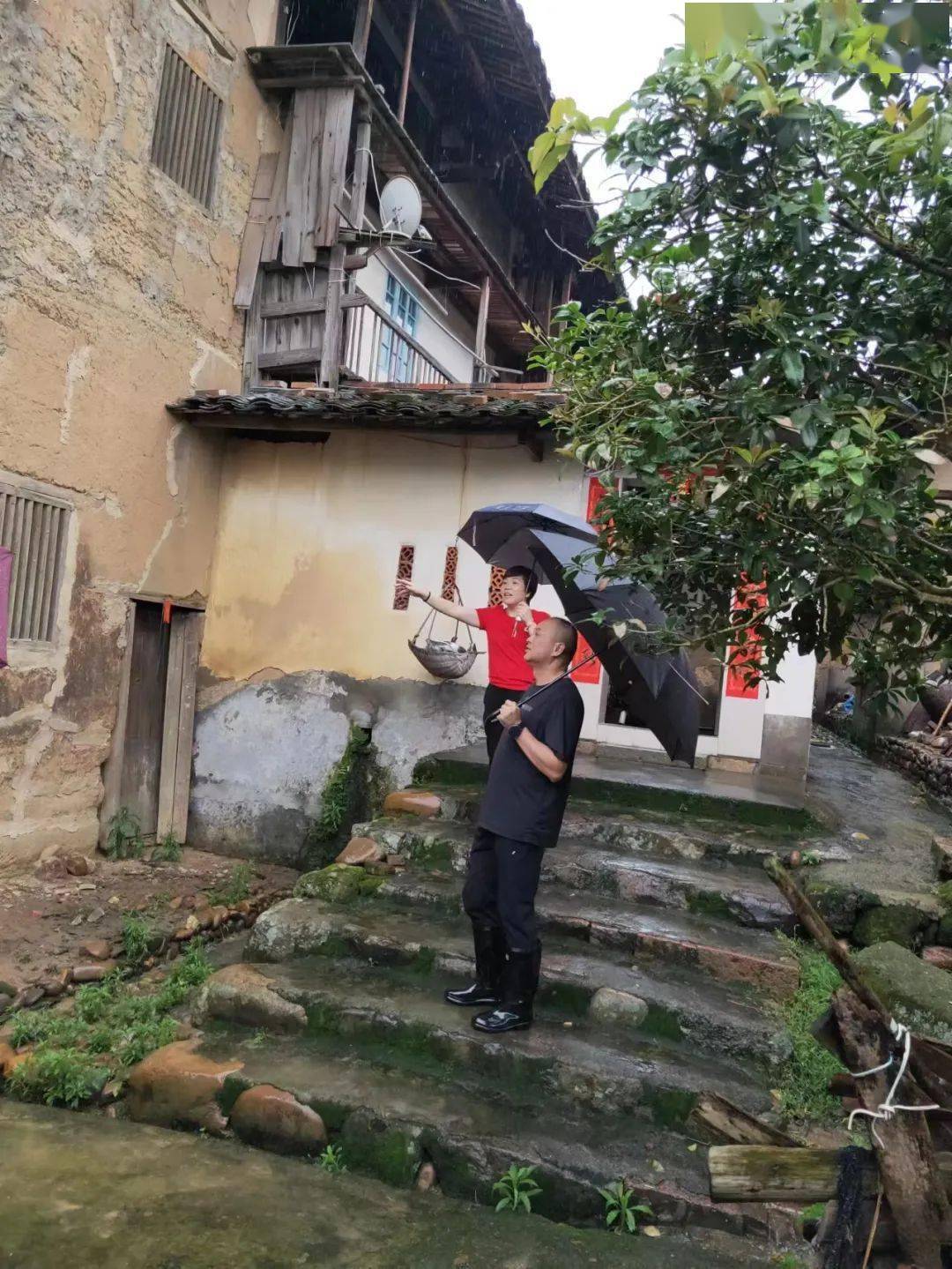 防汛一线党旗红奔走在防汛一线的白沙镇村干部们