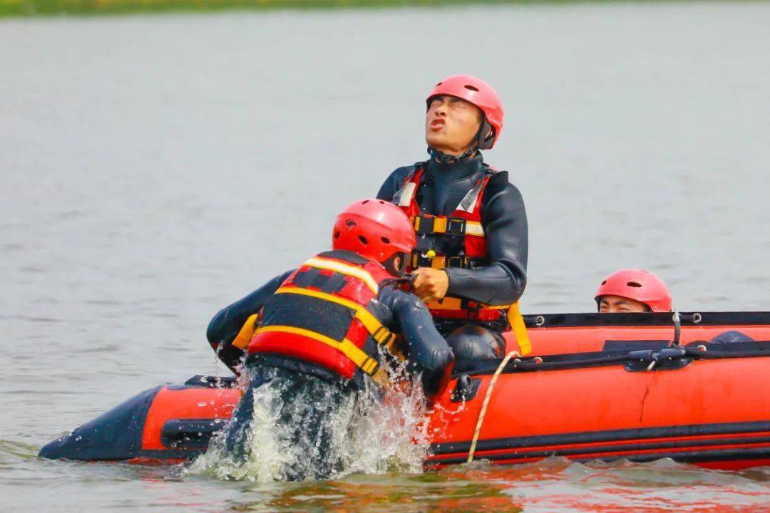 此次演练全过程进行约一个半小时,由区人武部部长吴之翔上校担任总