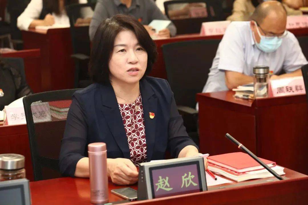 随后,赵欣做了题为"在常学常新中加强理论修养,在知行合一中主动担当