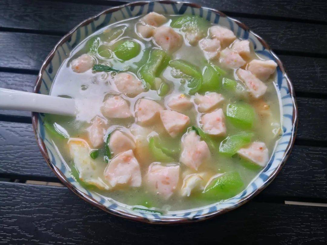 它是应季的食材 也称为美人水 这样煮汤清甜鲜美 10分钟端上桌 虾丸 丝瓜 营养