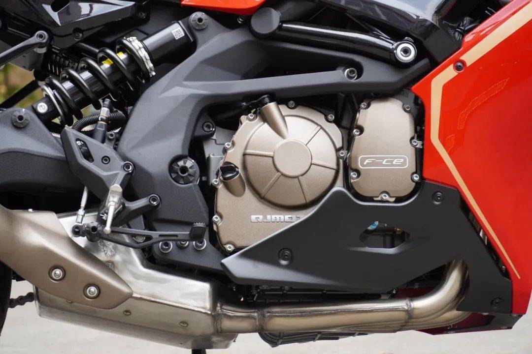 国产唯一四缸仿赛多项改动的新款qjmotor赛600静态展示