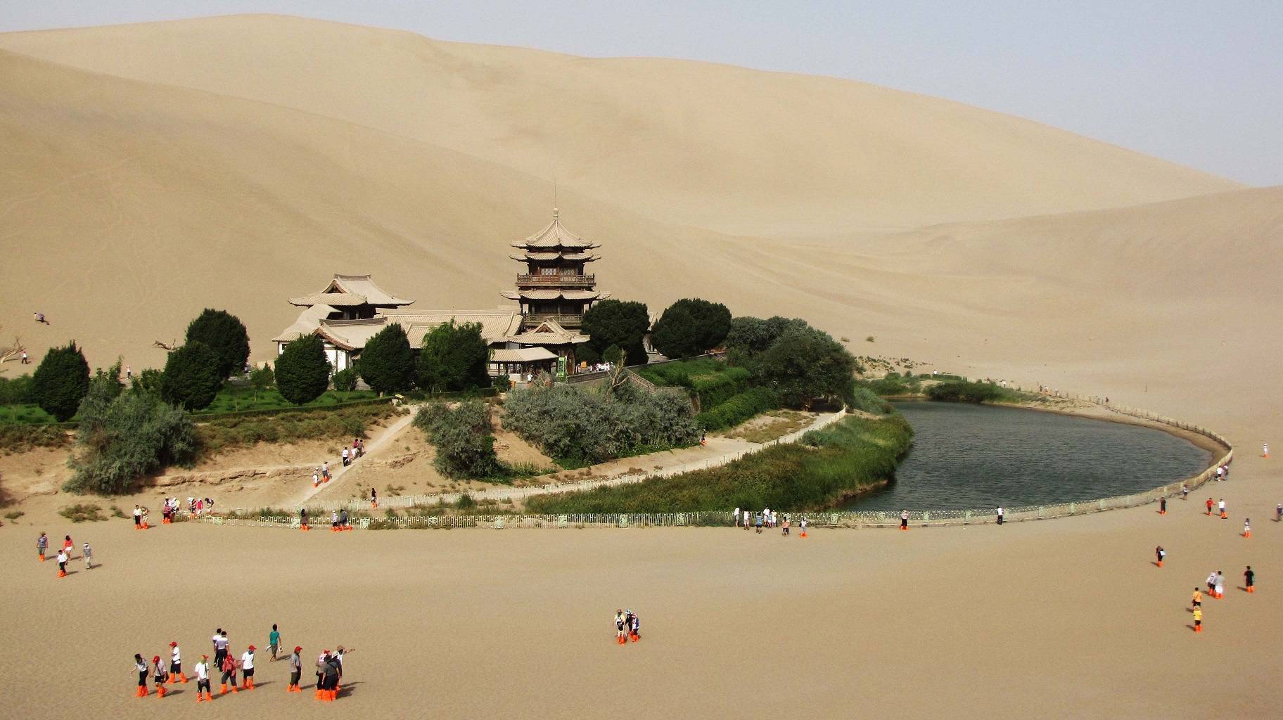 敦煌鸣沙山月牙泉景区开启半价游模式_甘肃_沙漠_面积