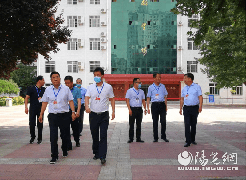 全区设凤翔中学,西街中学,城关中学共3个考点,八年级设105个考场,九