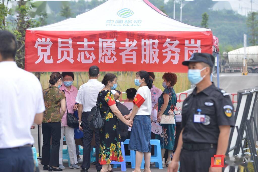 在门诊大厅提供了饮水机和纸杯,不时还有佩戴党员志愿服务队红袖标的