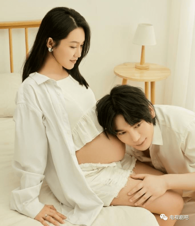 歌手简弘亦晒老婆孕肚照宣布二胎辛苦老婆乖乖