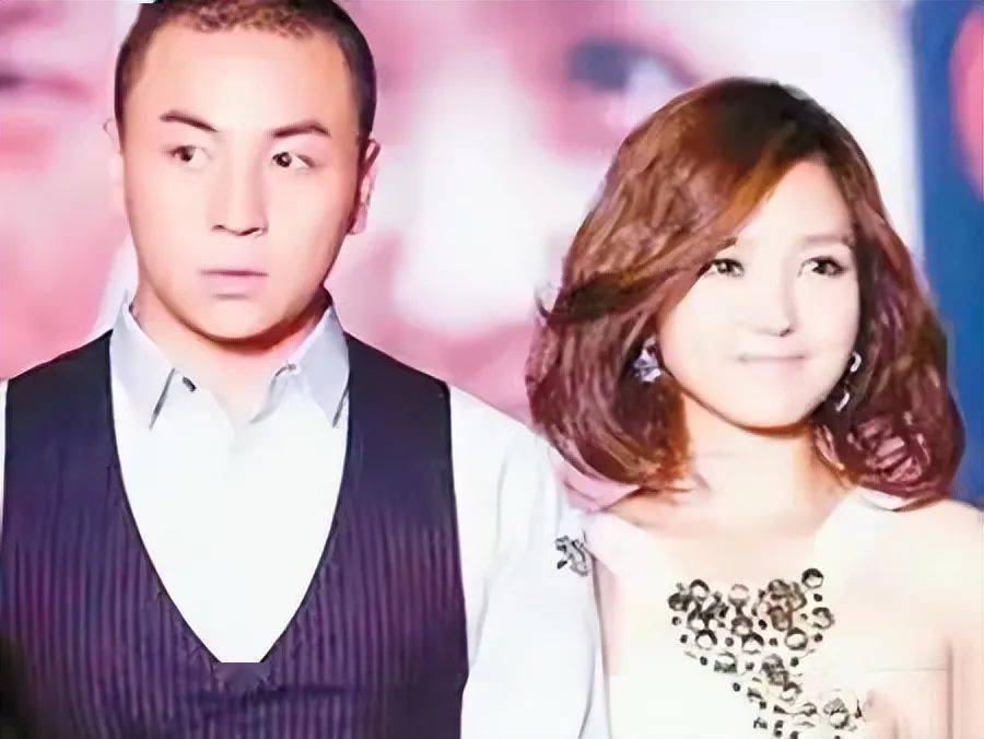 曝释小龙已结婚生子女儿被保姆紧抱手中妻子随行身材凹凸有致