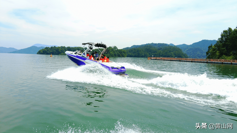在环境优美,风光秀丽的太平湖风景区内,位于景区南岸水上景观木栈道