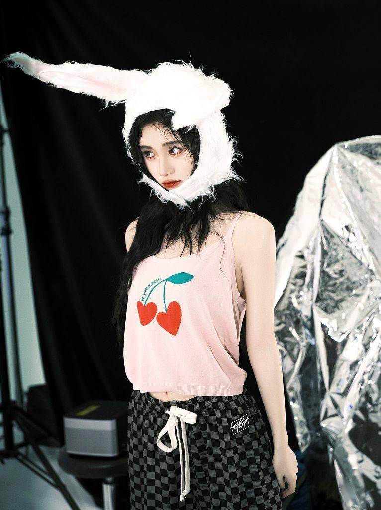 鞠婧祎生日拍特别版写真 戴兔耳帽摆造型甜美可爱_方格_模样_兔子