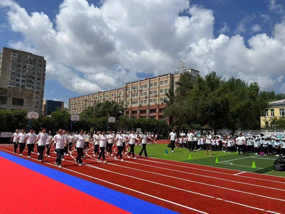 关少鹏老师宣读了比赛成绩和获奖名单.校领导为获奖的班级代表颁奖.