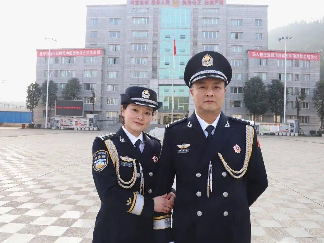 我也将跟随您的脚步,我为拥有一位警察父亲而骄傲,才知道头顶警徽意味