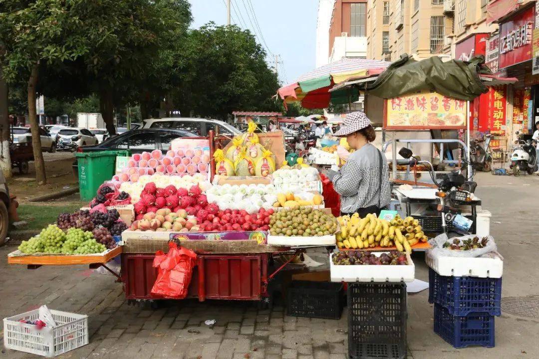 眼下也是桃子大量上市的季节水果摊上的桃子色泽红润,肉质鲜美富含多