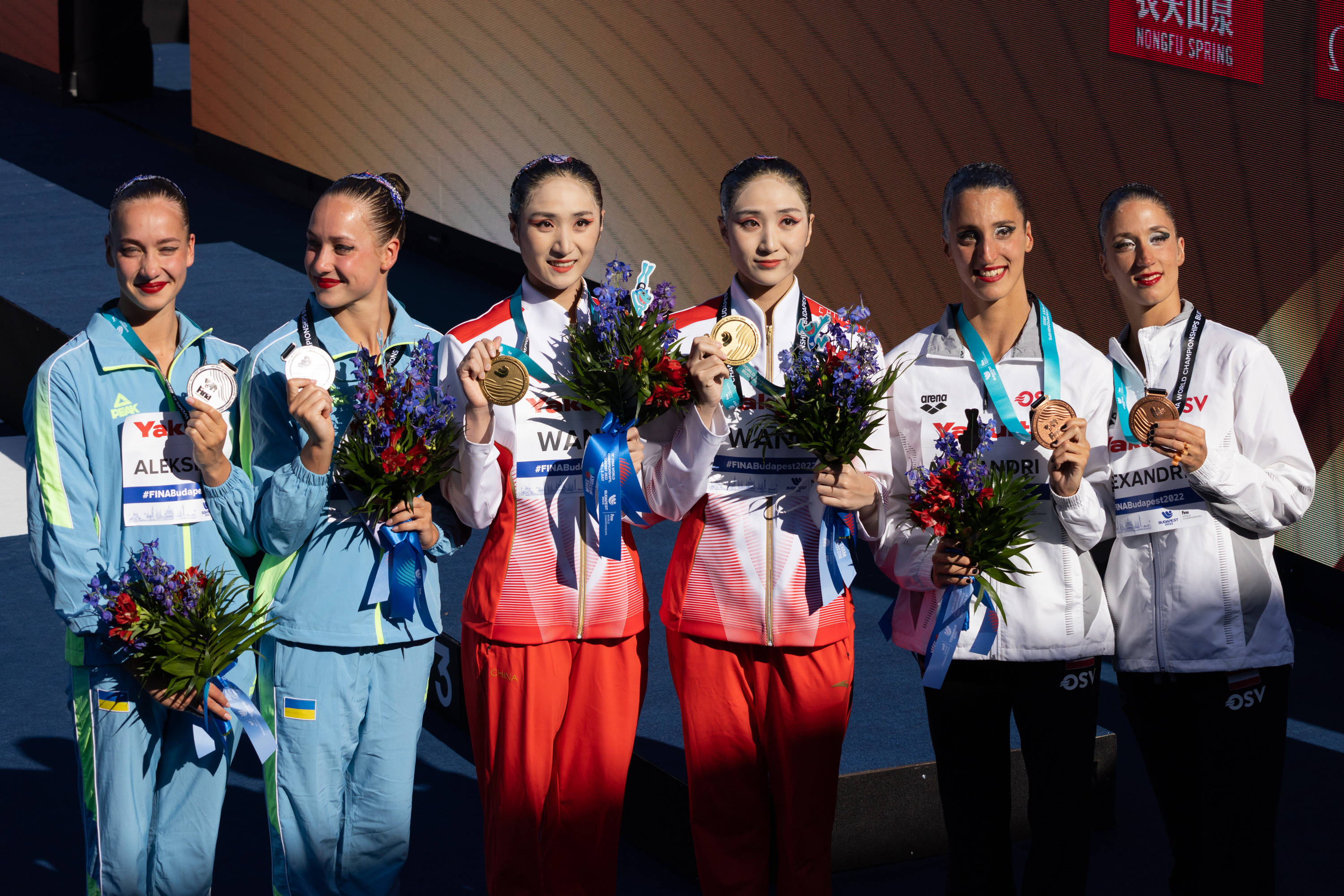 花样游泳世锦赛王柳懿王芊懿获得女子双人技术自选金牌
