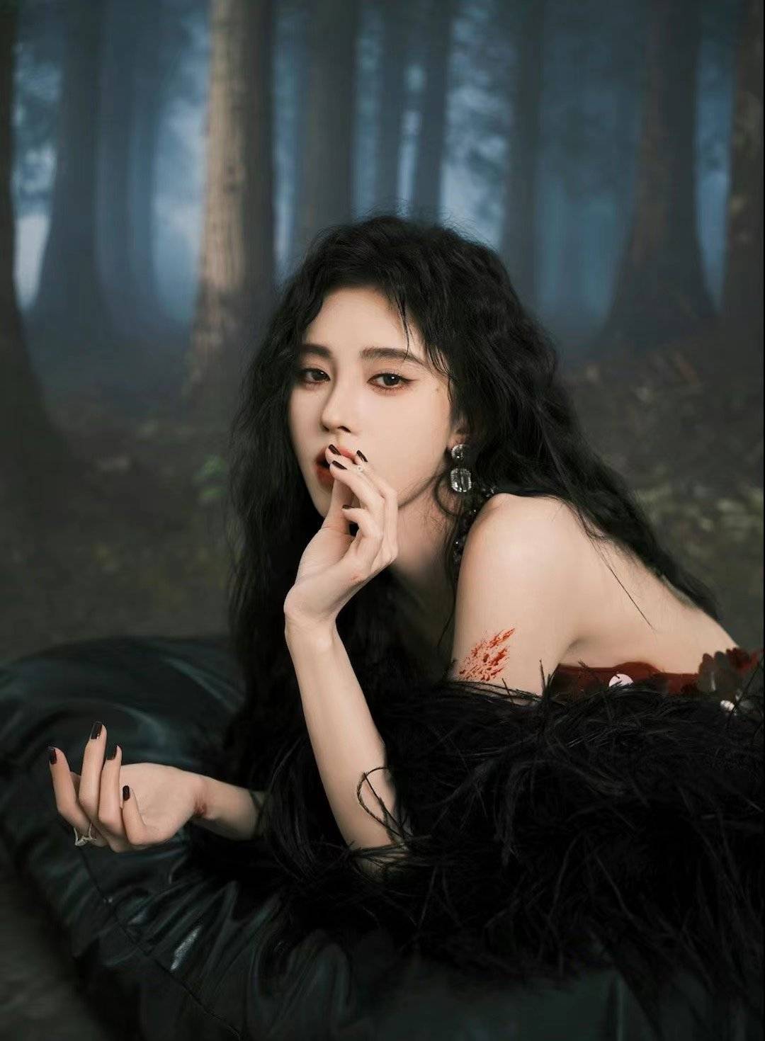 鞠婧祎吸血鬼造型太绝了妩媚把黑夜占据鞠姐的妆造果然值得期待
