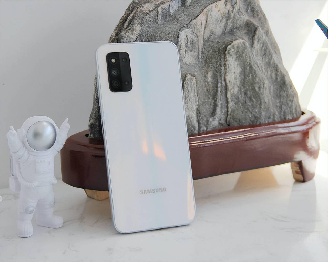 三星f52降至1288元6400w四摄120hz全视屏还支持1tb内存拓展