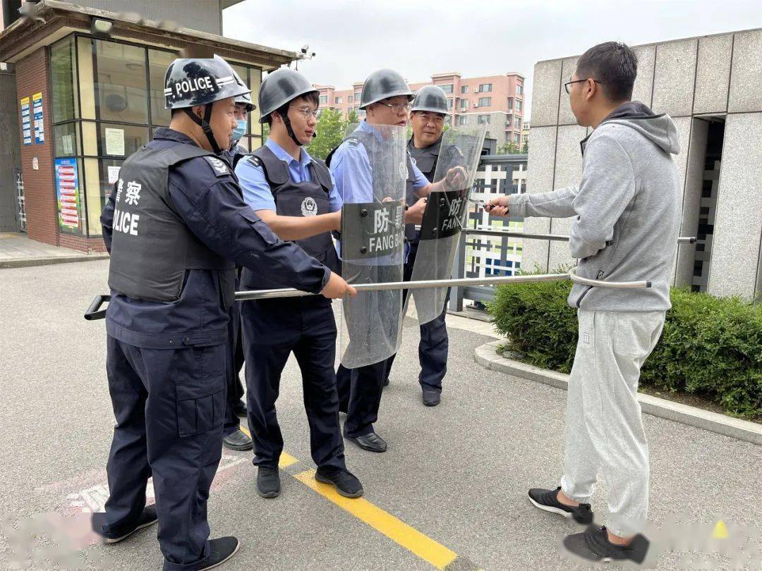 白塔區永樂小學聯合北門派出所開展防暴應急演練