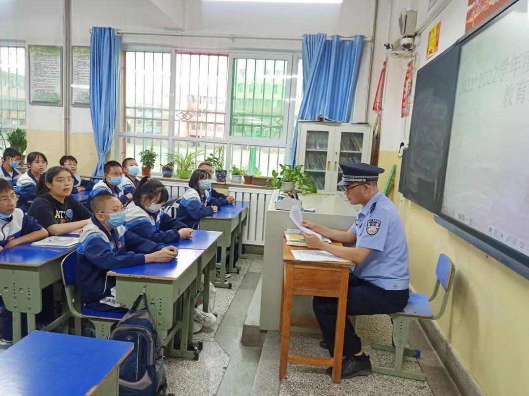 开展校园安全教育创建和谐平安校园永登八中实施法治教育进校园活动