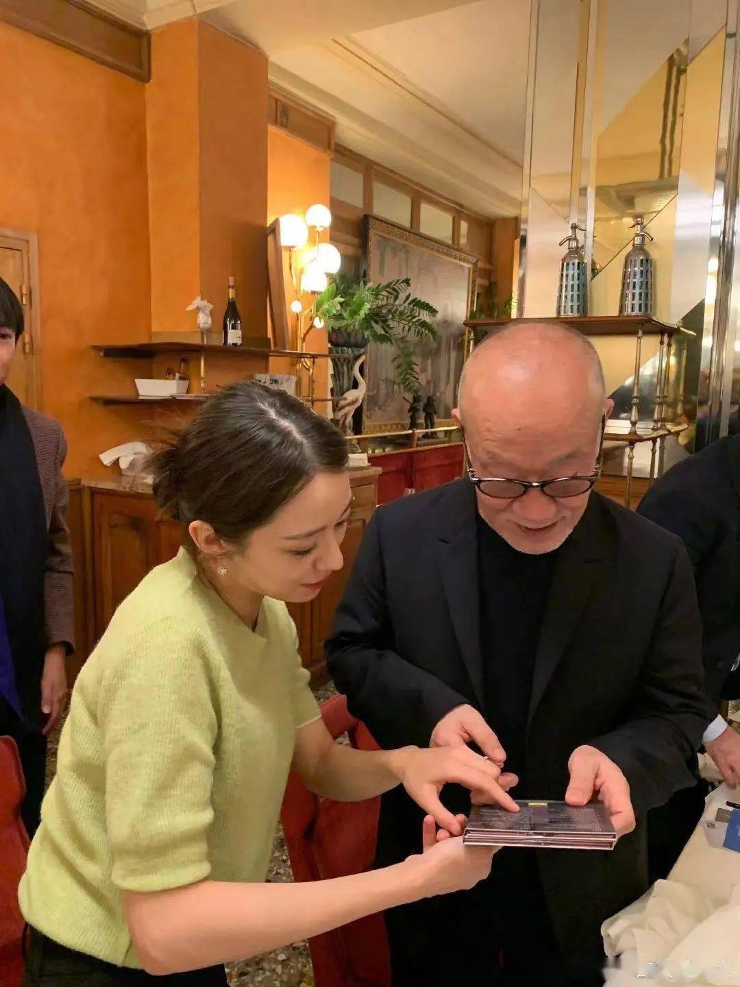 吉娜为久石让讲解自己的专辑,希望得到久石让的指导