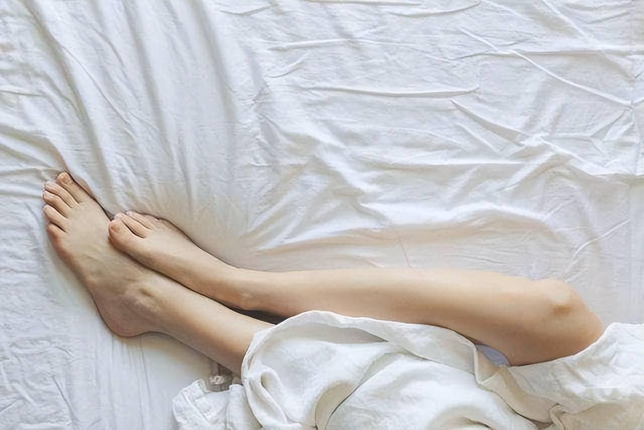晚上睡觉把脚经常露在外面是好还是坏看完你就明白了