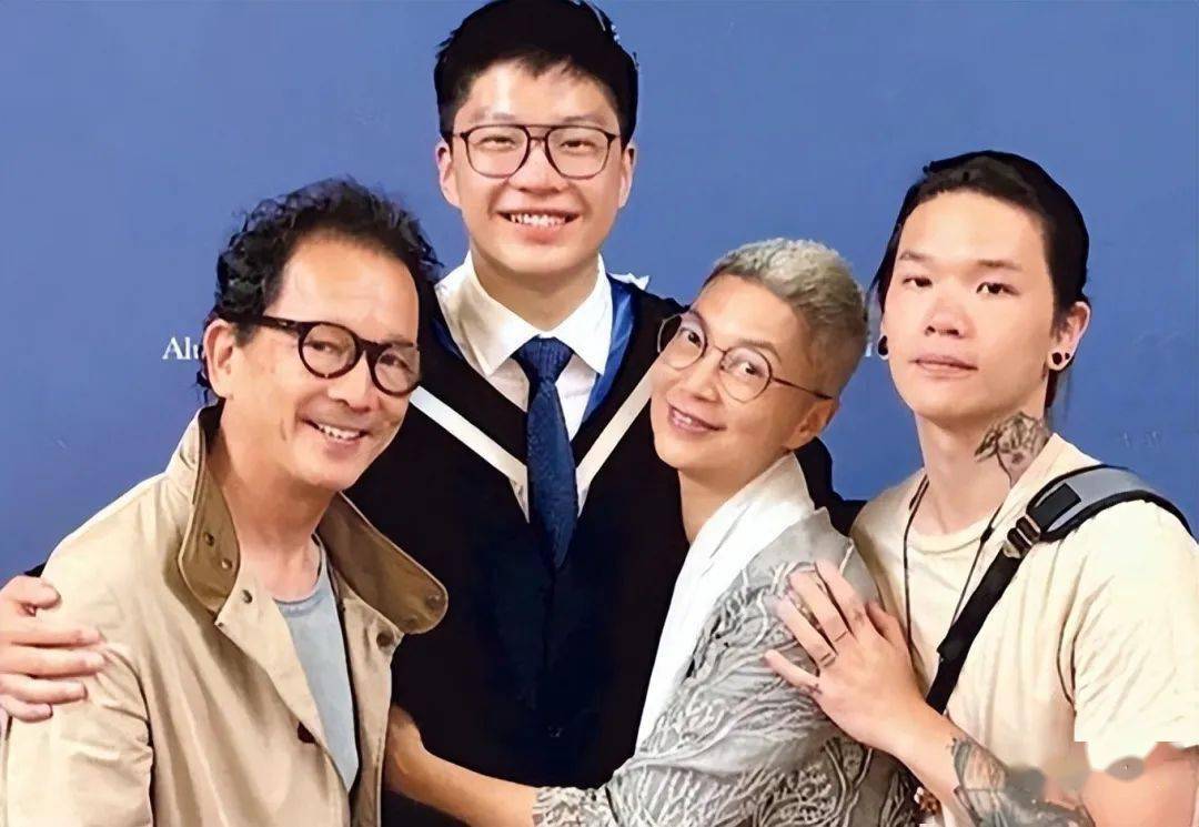 众星现身支持,61岁妻子罕露面,满头白发但精神好_陈敏儿_儿子_廖文哲