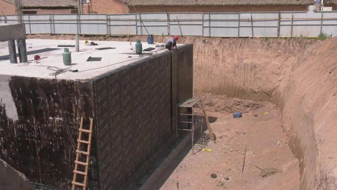 近日,记者在项目现场看到,规划建设的公厕和消防水池已基本完工,工人