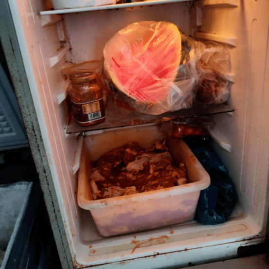 货架物品摆放脏乱4冰箱内食材存放不规范
