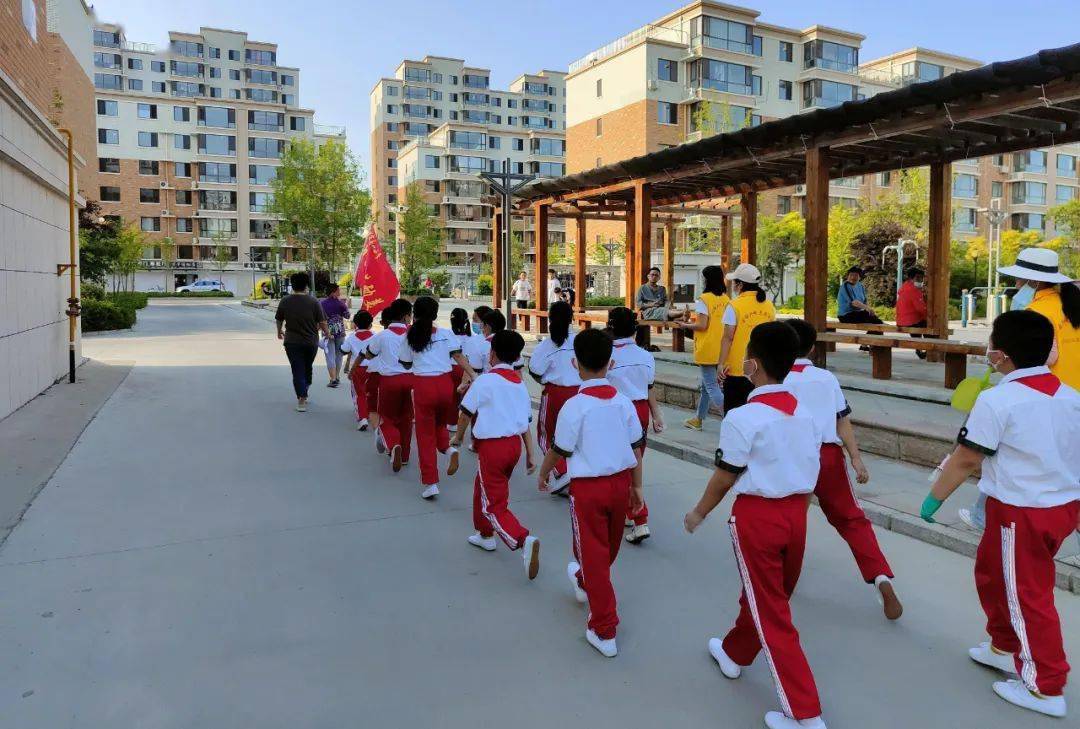 南一小学开展中国梦劳动美童筑中国梦画致劳动美实践活动