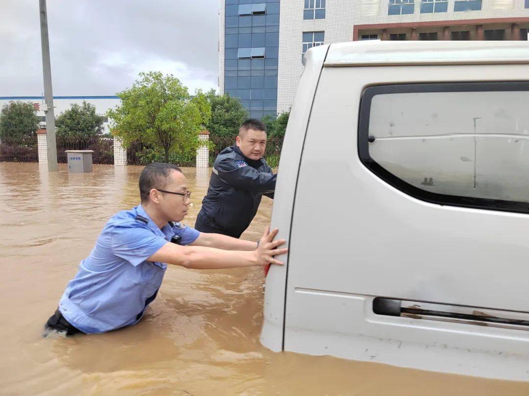 抗洪一线临桂分局全员奋战抗洪抢险第一线