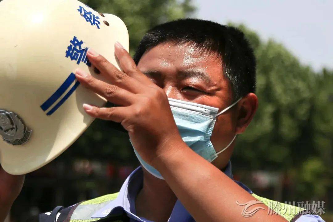 高温下的劳动者交巡警用汗水书写忠诚与担当