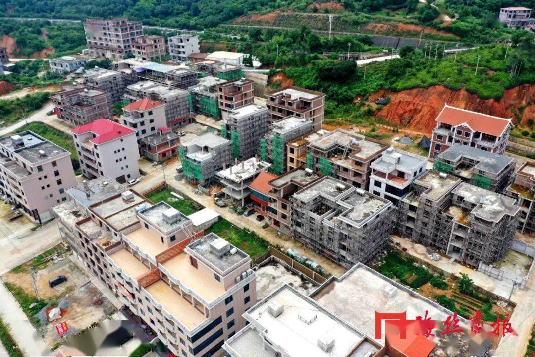 头条仑苍镇辉煌村140栋裸房年底前要全部整治