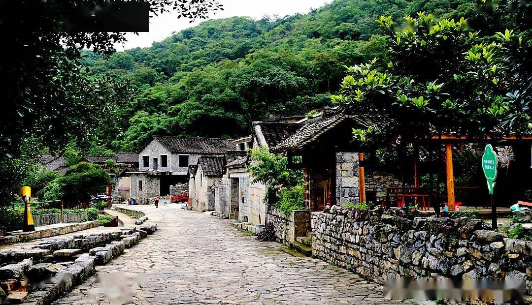 贵州兴义的天坑地漏古寨雨补鲁村