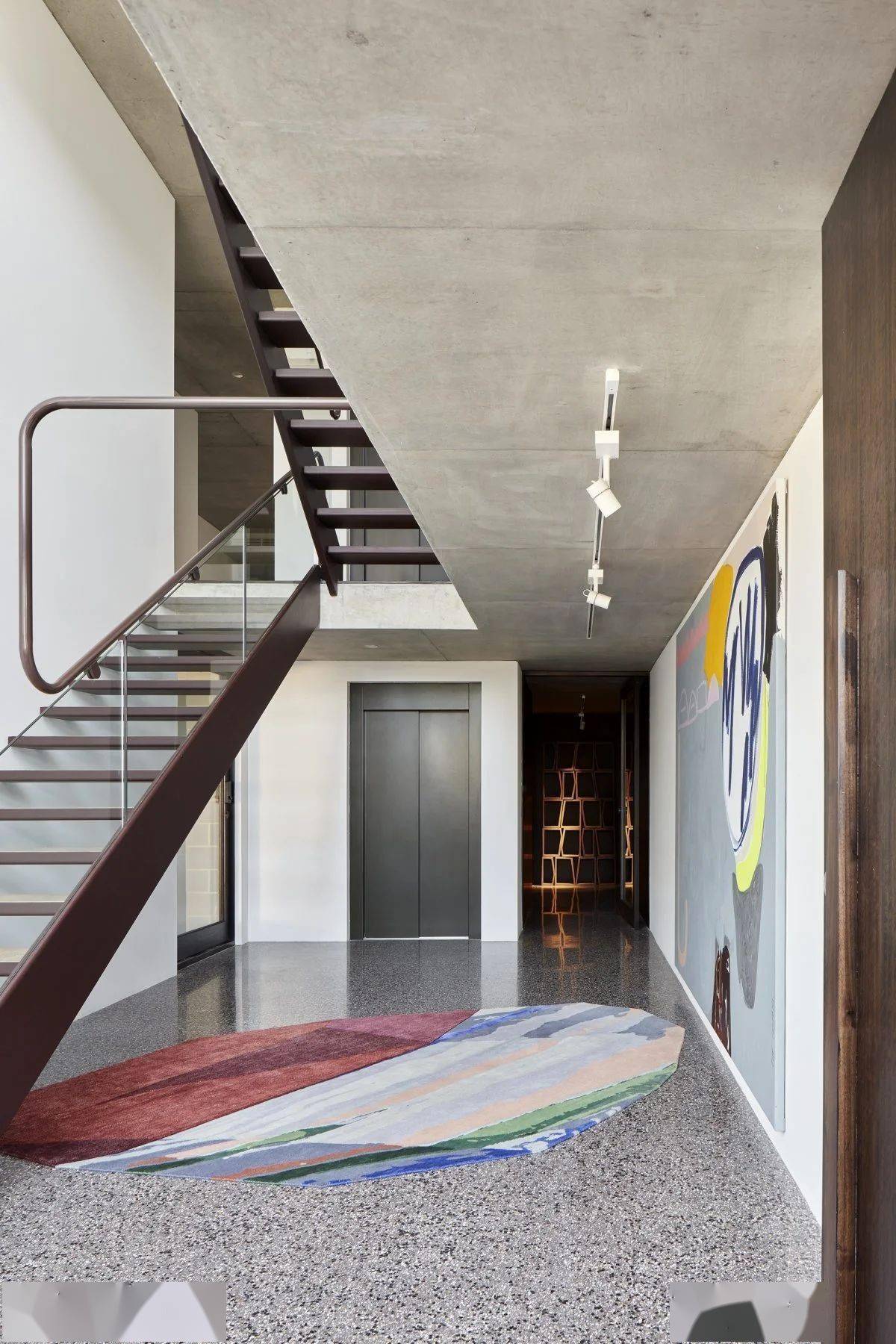 入户楼梯设计简约大气客厅明亮粉嫩这套别墅装修别具一格