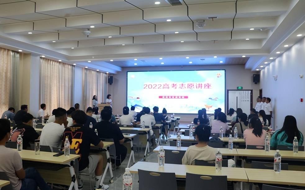 爱心红旗助力2022高考志愿填报公益讲座在渭举办