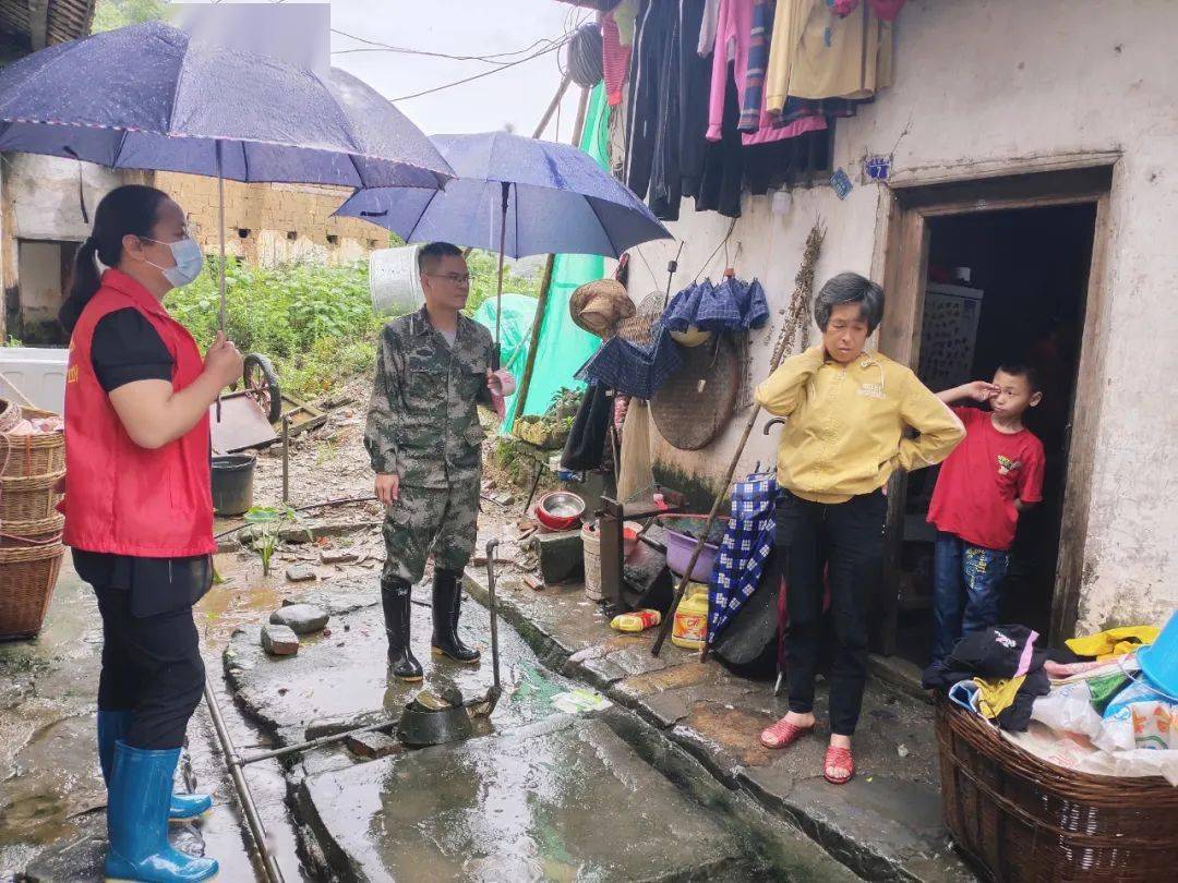 大桥镇东莞驻红星村第一书记吴建林防汛抢险冲锋在前