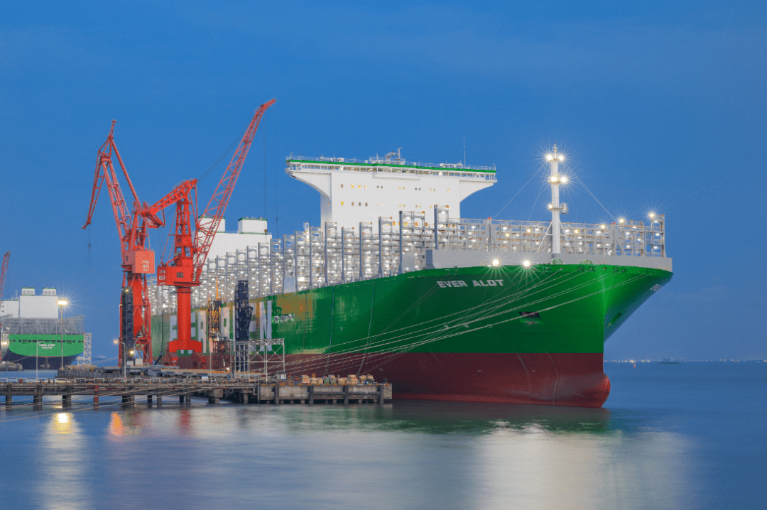 中国首艘全球最大24000teu超大型集装箱船在沪交付