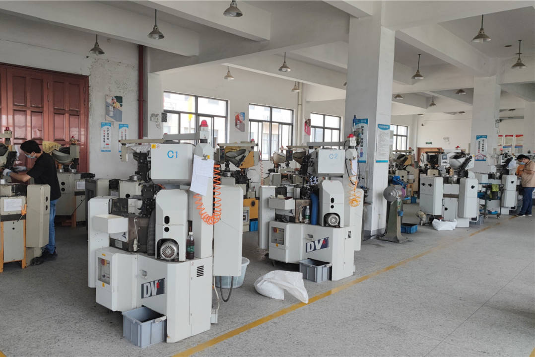 走进西塘大舜纽扣园区内嘉兴赵氏纽扣股份有限公司生产车间,记者看到