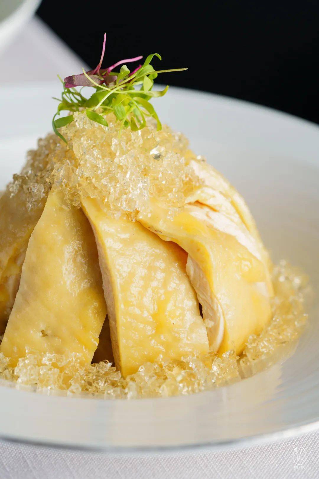 在杭儿风的餐桌上,古越花雕醉鸡冻是一定要点的招牌,它最大的亮眼之处