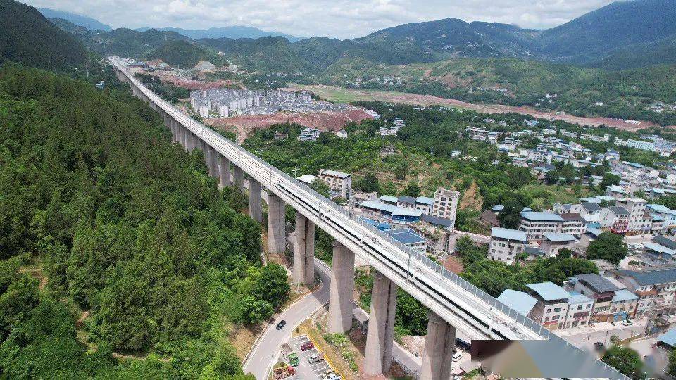 拥抱高铁恩施绿色崛起正当时