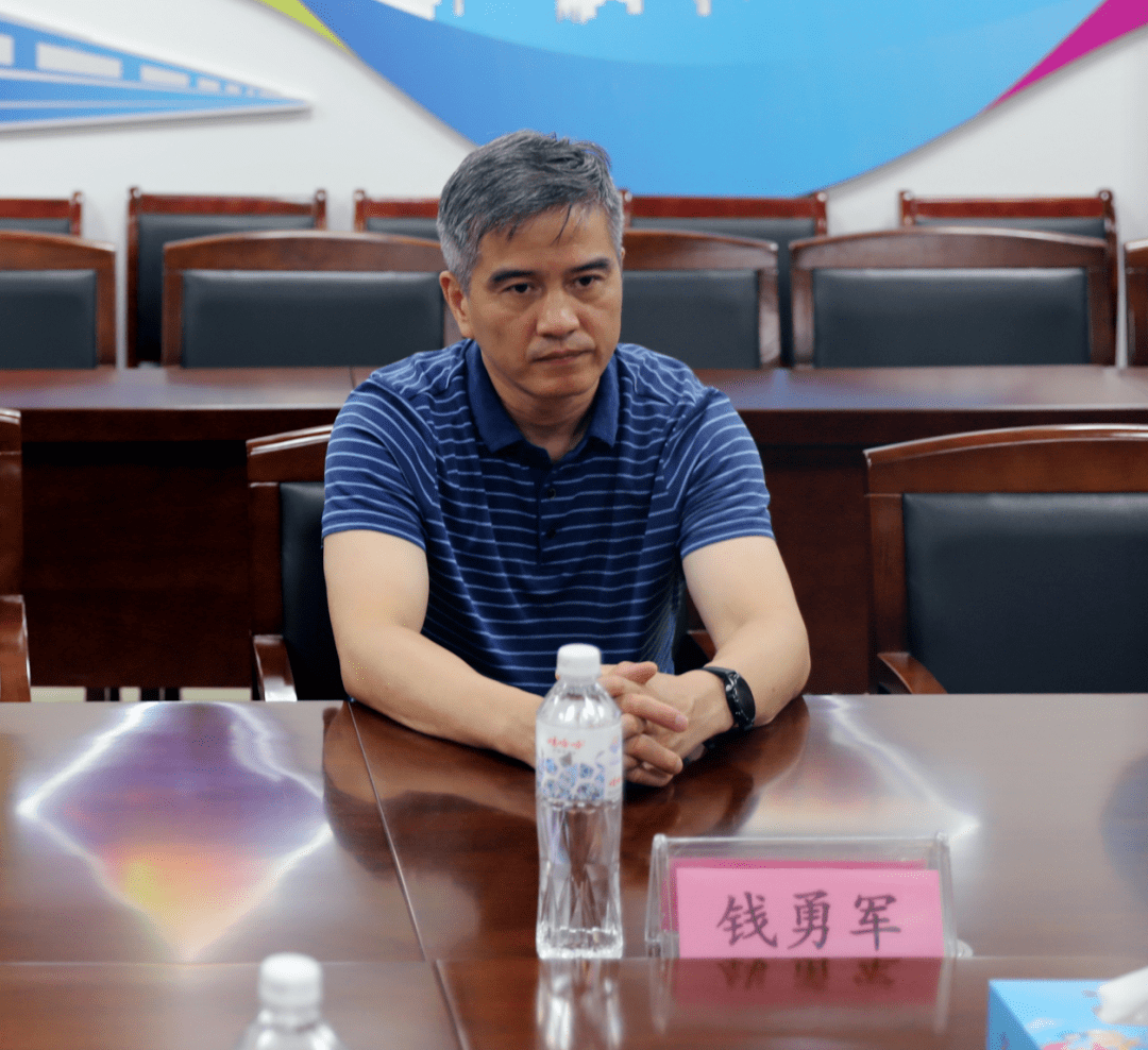 绍兴市人民政府副秘书长,市体育局党组书记,局长钱勇军出席座谈会.