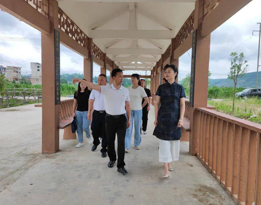 县老年大学校长赵兴群,镇党委副书记,镇长周增荣,镇党委副书记刘媛媛
