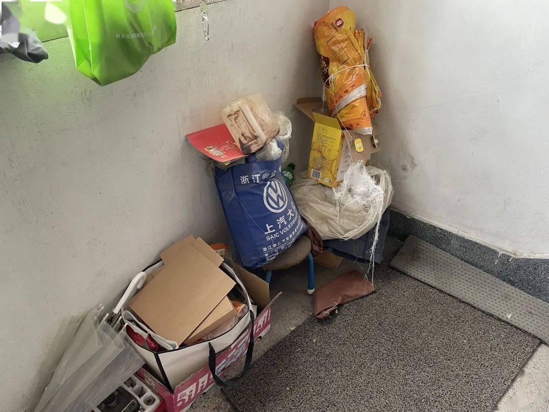 观察⑩丨杂物乱堆垃圾遍地开发区高桥街道的这些小区楼道好似垃圾场