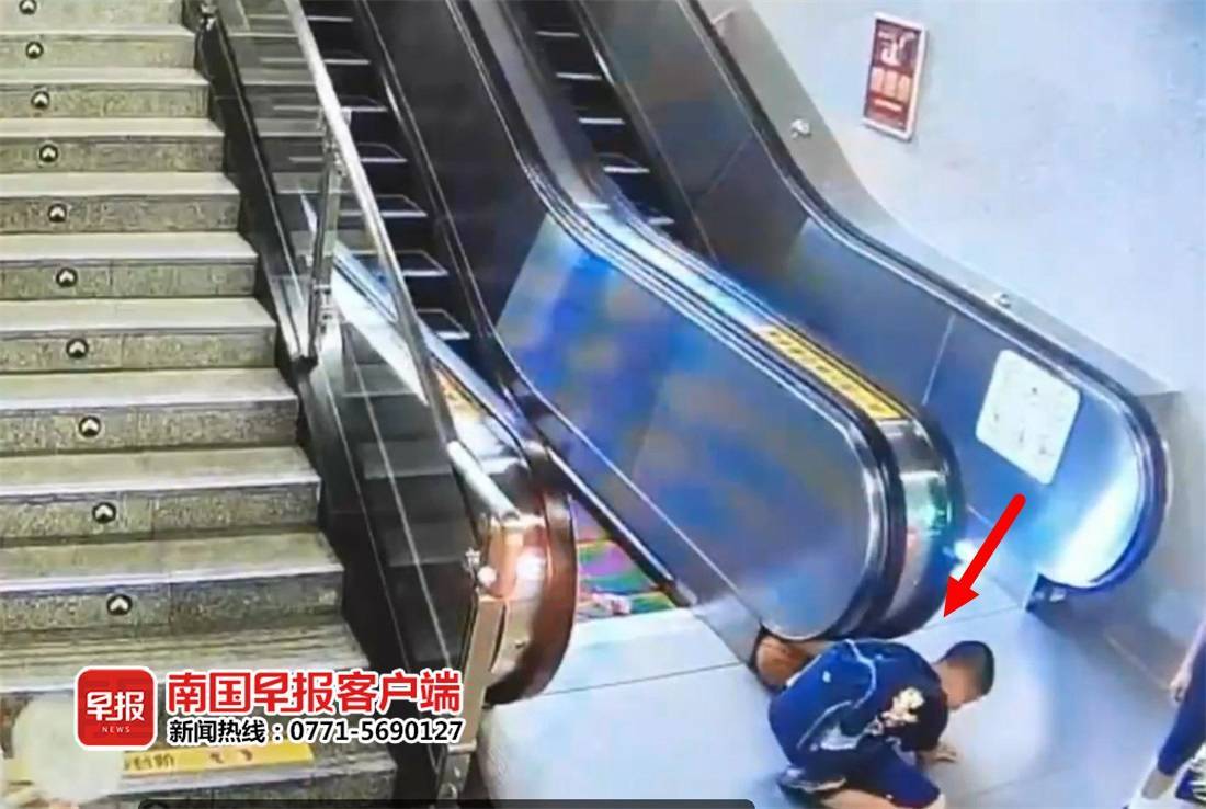 南宁地铁发生惊险一幕一小学生左手被自动扶梯咬住无法动弹