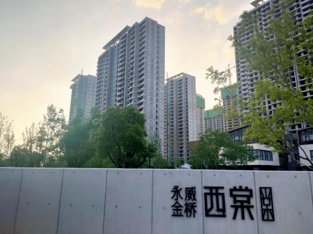 6月21日,记者环绕郑州永威西棠项目现场一周,发现工地外大门紧闭,项目