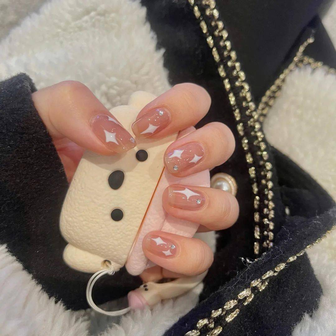 4个不同色系的显白美甲款式可盐可甜还不赶快做起来