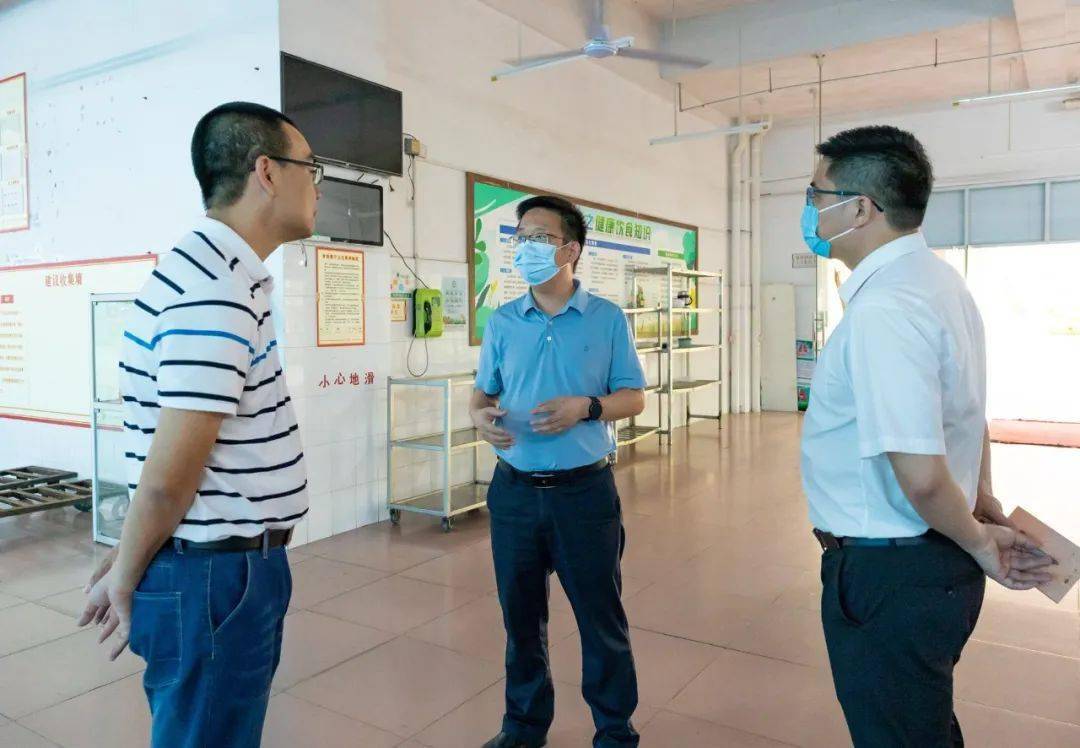 24日下午,镇领导薛治国,梁锐强来到东升中学和菊城中学考点,了解中考