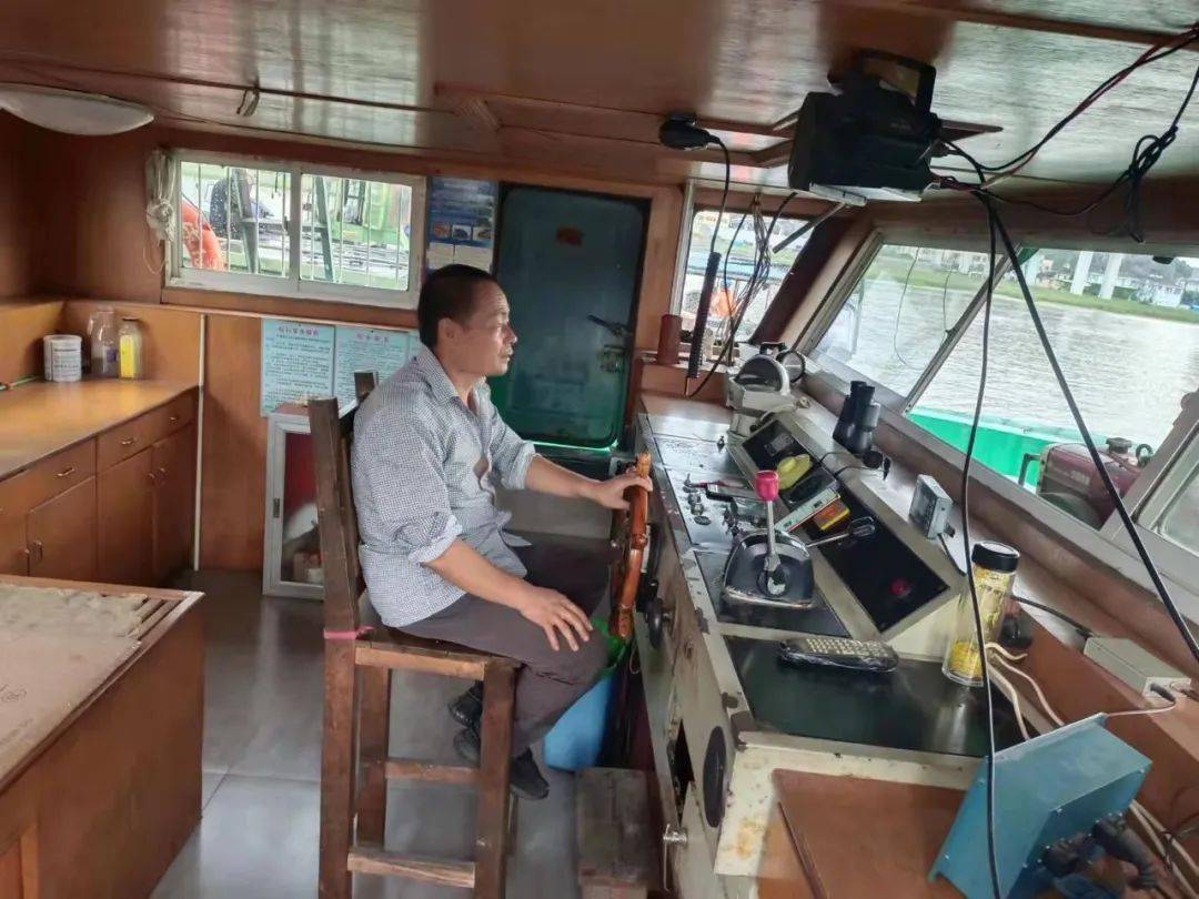 我叫高洪斌,来自绍兴上虞,我与爱人一起经营一艘小货驳,俗称"夫妻船"