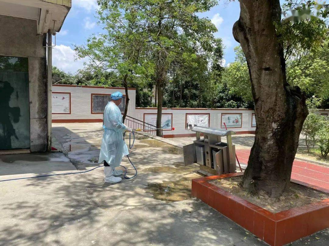 在教室,楼道,宿舍等场所认真仔细地消杀穿梭于民安中学的各个角落县疾