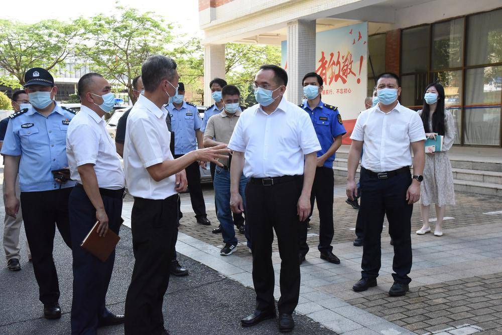 6月24日下午,东莞市横沥镇党委书记叶效怀带队前往横沥中学中考考点