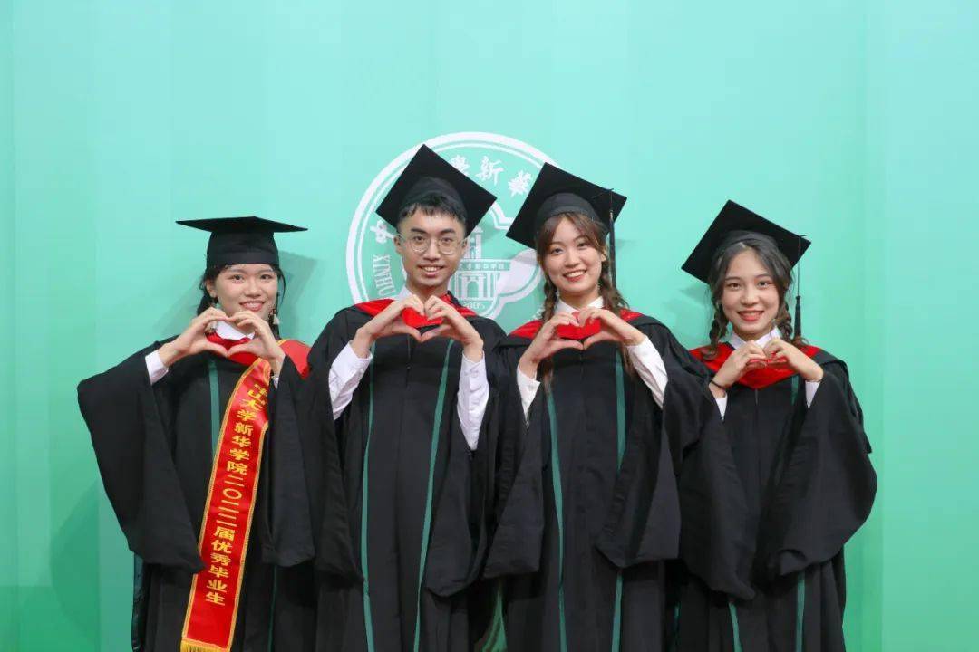 向未来在平凡中追求卓越广州新华举行2022届毕业生毕业典礼暨学士学位